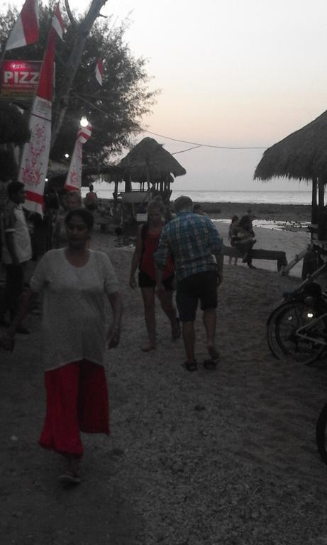 Coral Beach Pizza Cottages Gili Trawangan Buitenkant foto