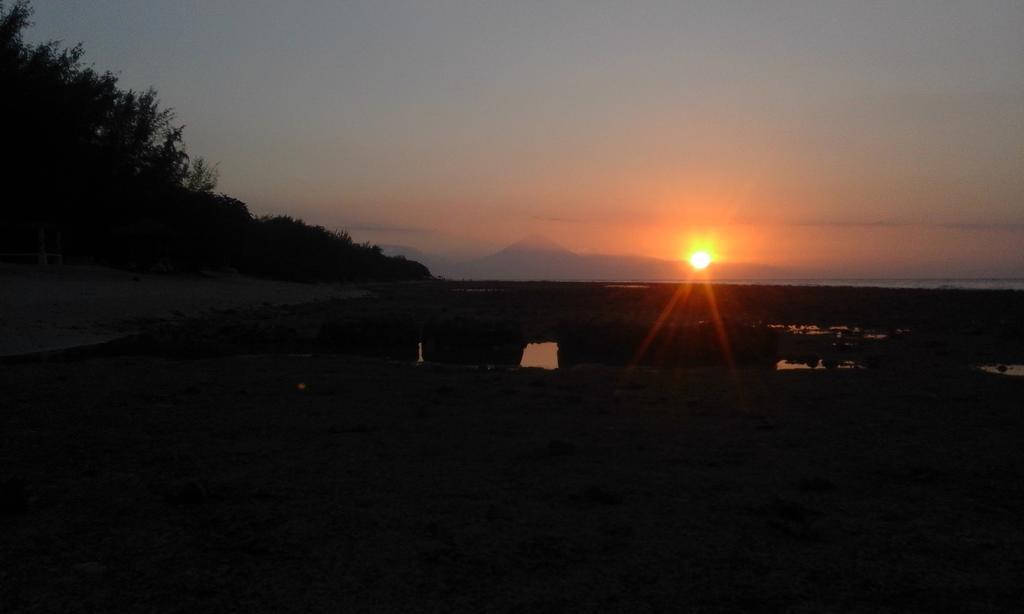 Coral Beach Pizza Cottages Gili Trawangan Buitenkant foto