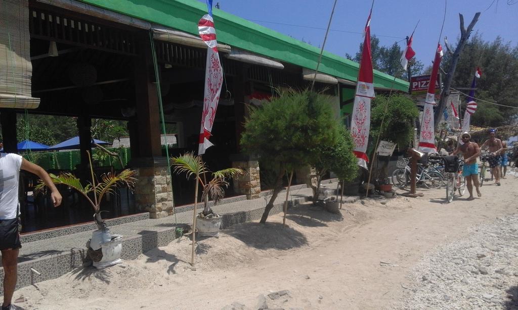 Coral Beach Pizza Cottages Gili Trawangan Buitenkant foto