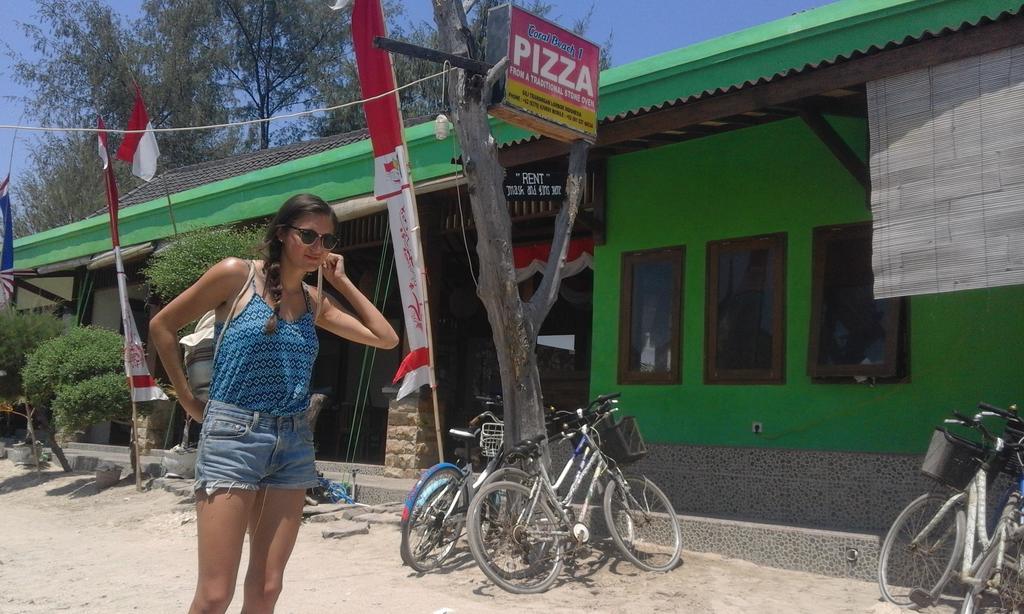 Coral Beach Pizza Cottages Gili Trawangan Buitenkant foto