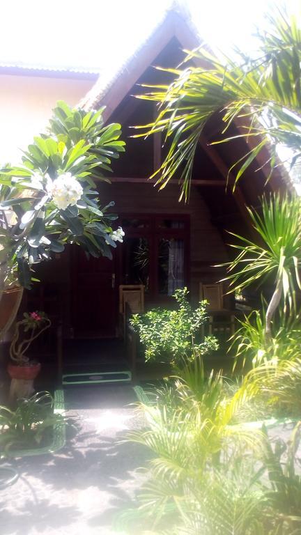 Coral Beach Pizza Cottages Gili Trawangan Buitenkant foto