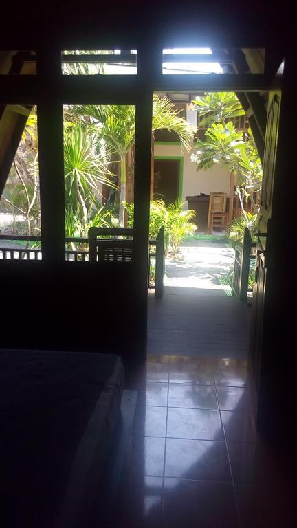 Coral Beach Pizza Cottages Gili Trawangan Buitenkant foto